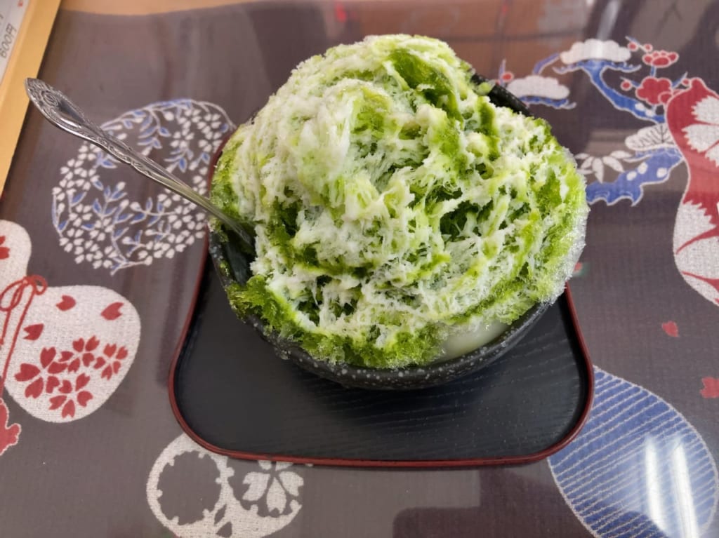 芸能人や新聞などのメディア取材で何度も取り上げられている、地元でも有名な「千石焼(せんごくやき)」のかき氷