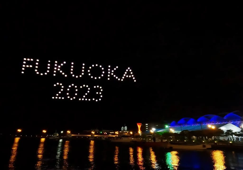 2023年7月22日(土)21:10～21:20の10分間、「世界水泳選手権2023福岡大会」の開催期間を記念して、「Fukuoka Ichiba（フクオカイチバ／マリンメッセ福岡B館横特設会場）」でドローンショーが行われます。