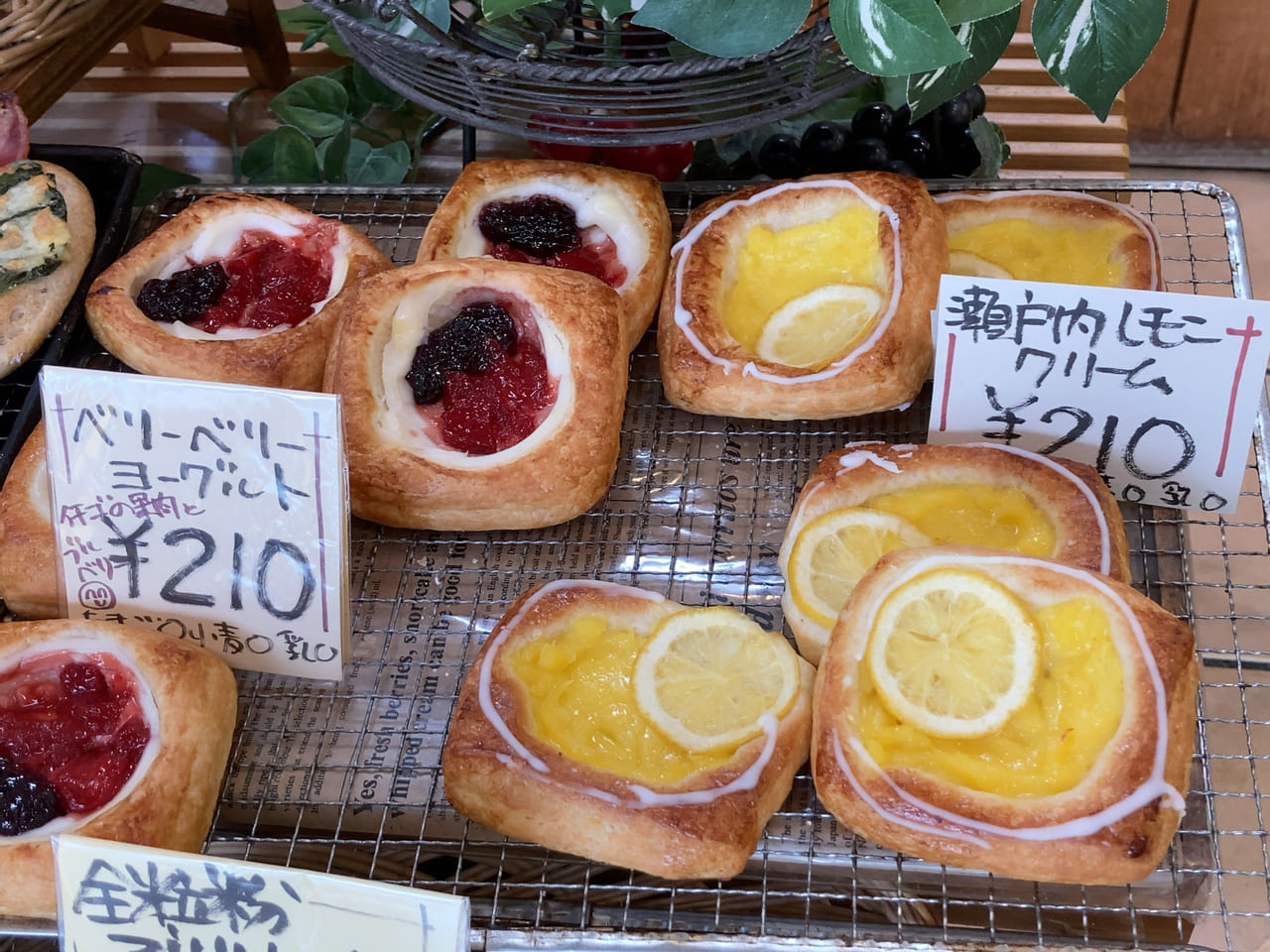 メディアでも取り上げられた自然派で人気の「フレンドパン」は、JR千早駅から徒歩で約9分ほどの距離にあります。創業1973年、40年以上続くお店です。