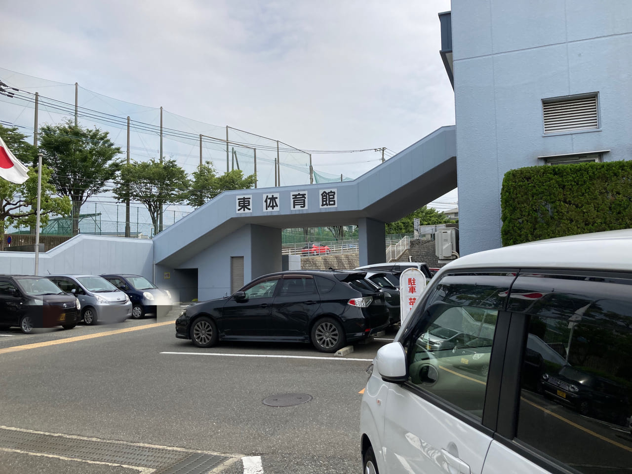 福岡市東体育館は、西鉄貝塚線「香椎花園前」駅から徒歩で約8分の距離にあります。
