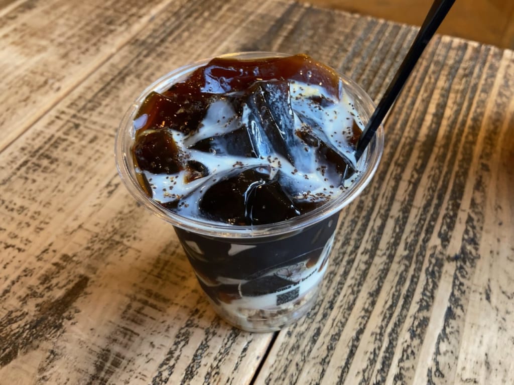 世界各国のハイクオリティな珈琲豆を厳選した、珈琲通の方に人気のこだわりの高級珈琲豆専門店「ジ・アロマオブビーンズ」は、「西鉄香椎駅」より徒歩で約3分の距離にあります。