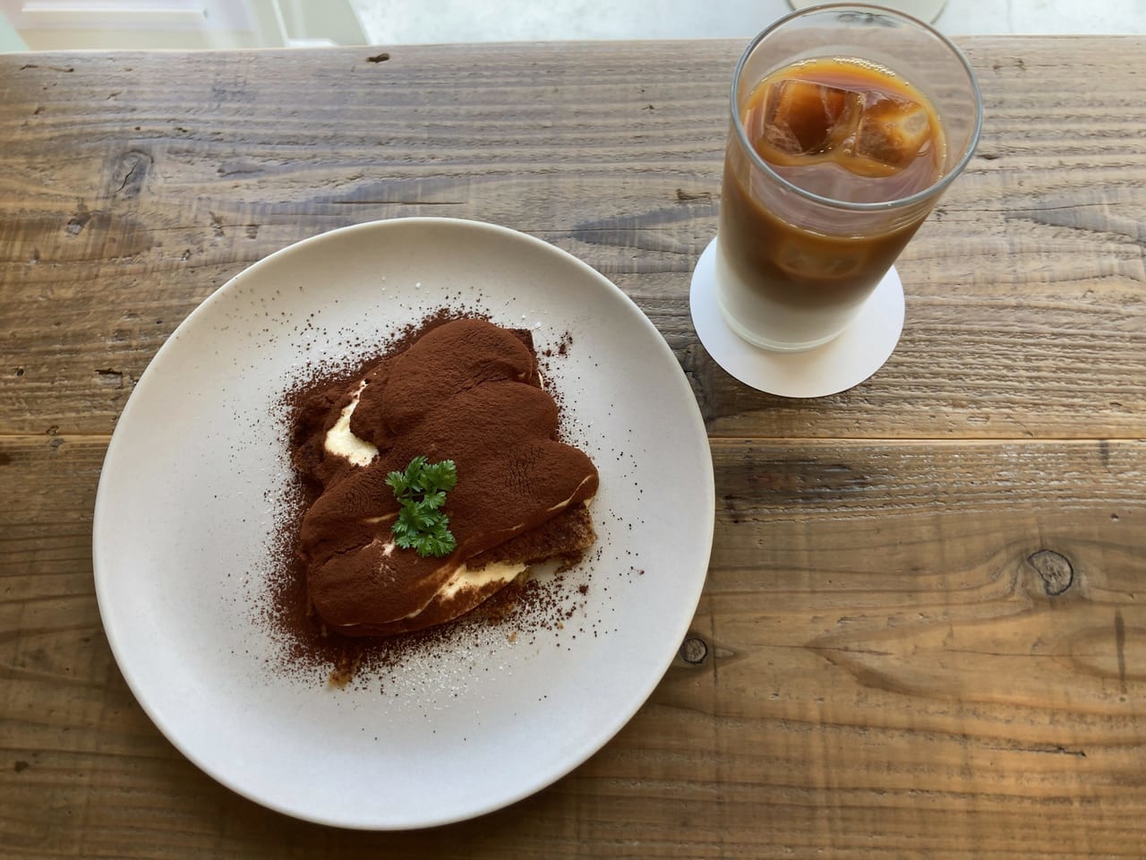 JR箱崎駅近くに、カヌレやタルトなどデザートが人気の可愛いカフェ「9We cake+coffee（キュウイ ケーキ+コーヒー）」が、2023年5月にオープンしていました。