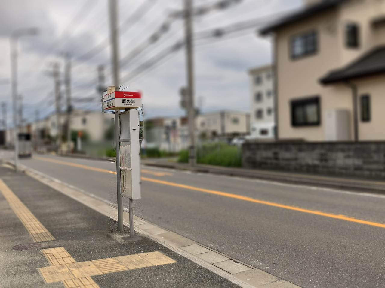 メディアでも話題、JR雁の巣駅・西鉄雁ノ巣バス停近くにある、さつまいも専門店「ひらぎさんのおいも」店舗前には、おいもスイーツの自販機が設置されています。