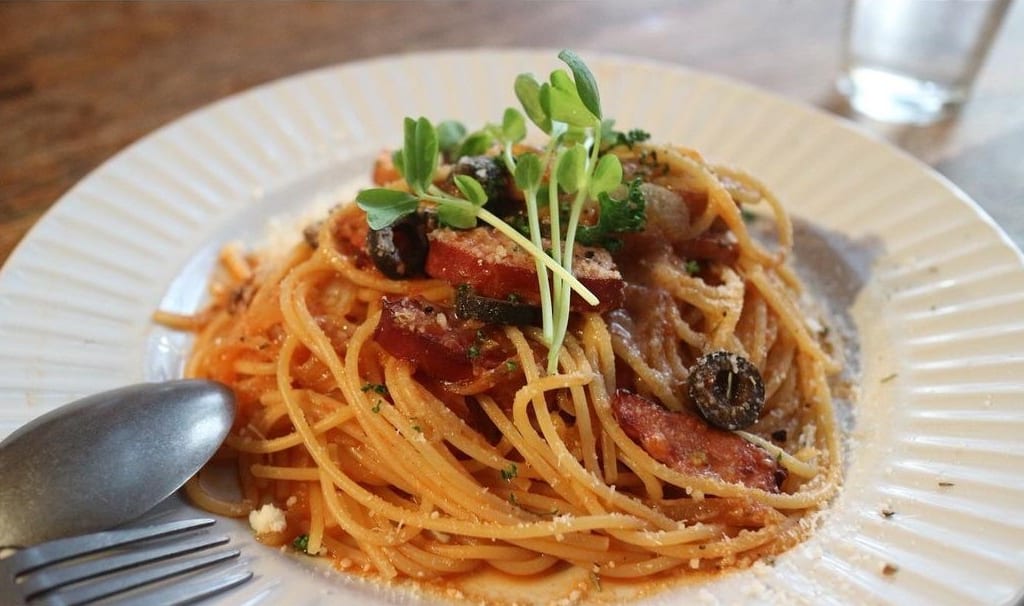 2023年10月6日(金)に、メディアでも取り上げられたパスタなどが話題のカフェ「杢（もく）」が、JR箱崎駅・市営地下鉄箱崎九大前駅近くに、移転しリオープンしていました。