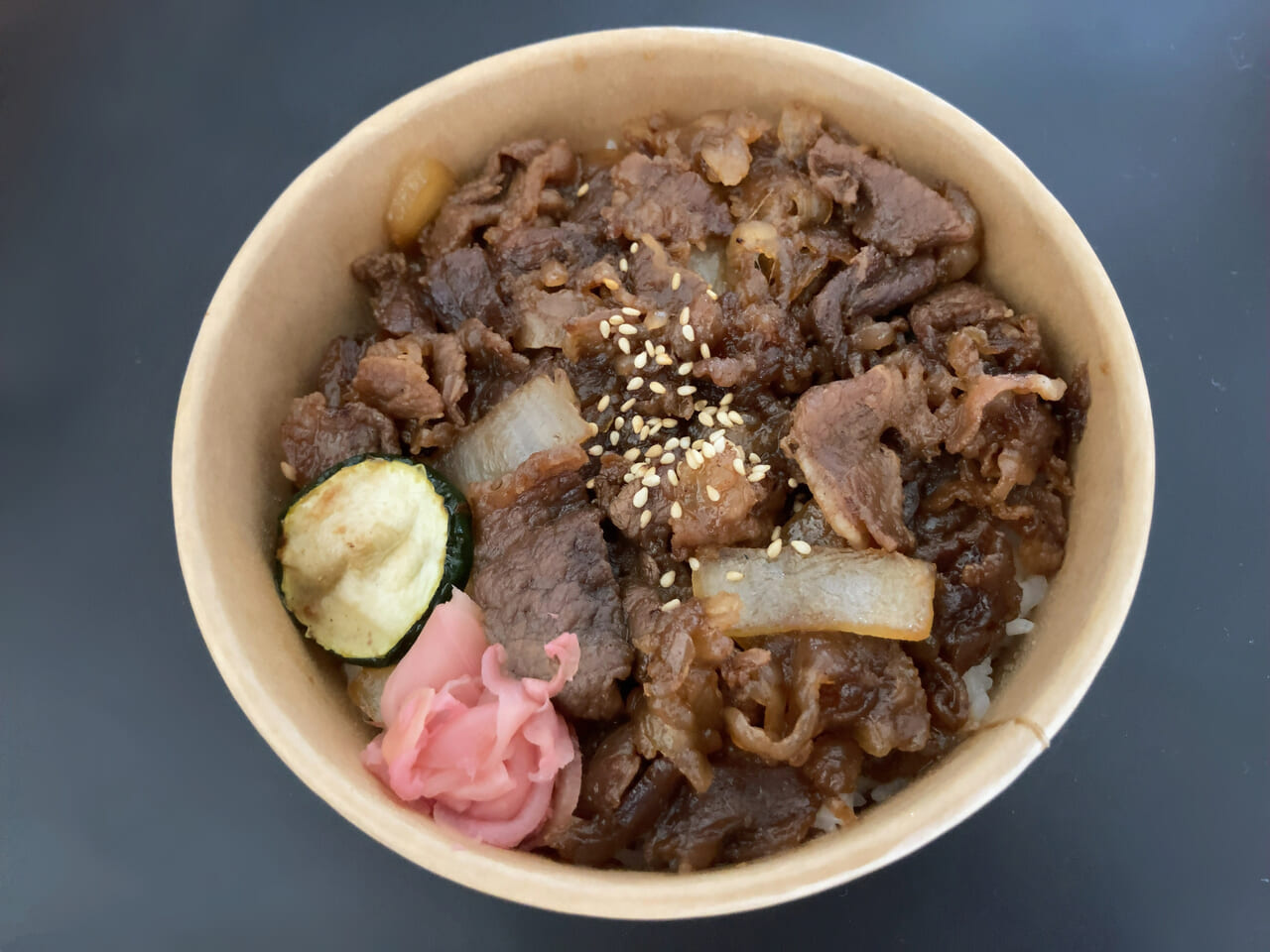 テレビ番組「ももち浜ストア」でも取り上げられた、肉料理が人気のお店「肉バル ノダニク」は、JR箱崎駅西口より徒歩で約2分、市営地下鉄箱崎宮前駅より徒歩で約14分の距離にあります。