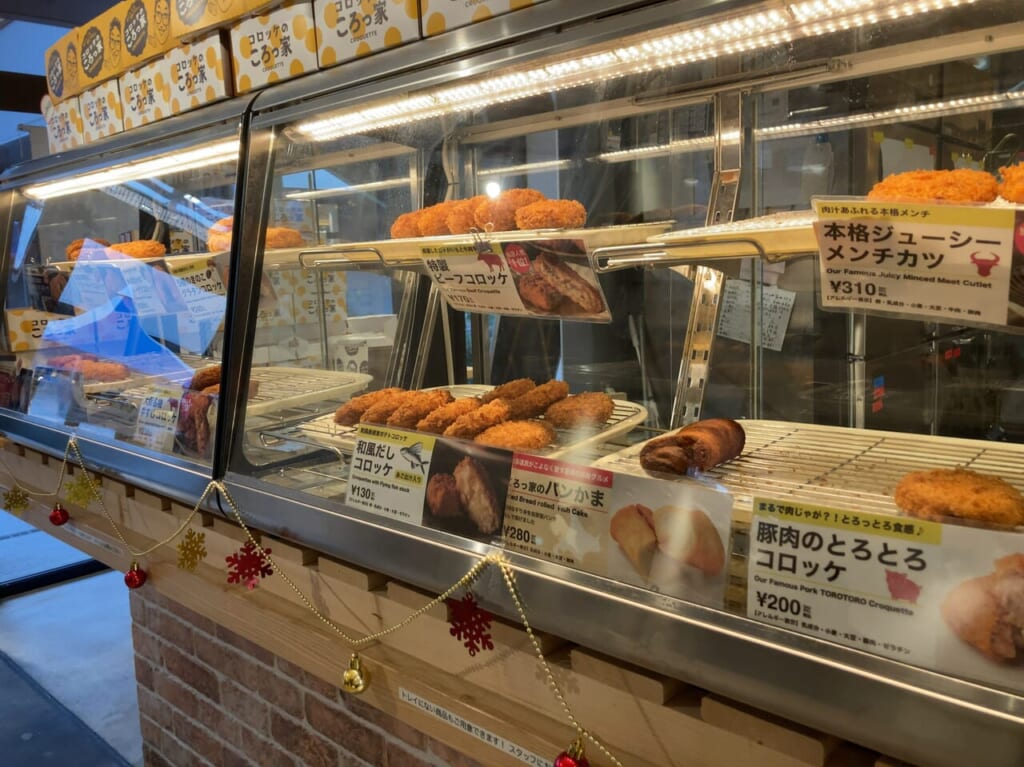 「アイランドアイ」では、タレントのコロッケさんがプロデュースする「ころっ家」があります。オトクなセット商品や期間限定の商品などもあります。