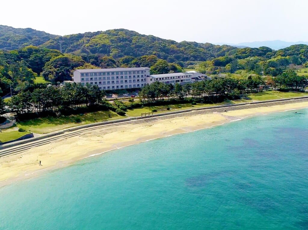 「休暇村志賀島」にて、2023年12月19日(火)～12月25日(月)まで、お子様の宿泊料金が半額になるオトクなクリスマスプランを予約受付中です。