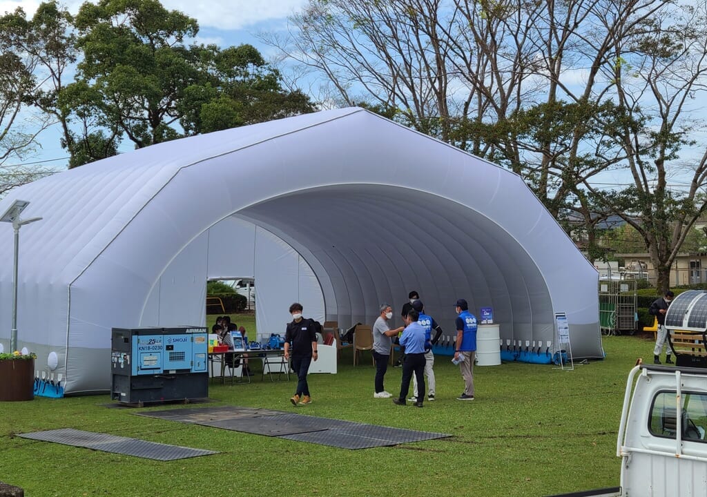 2024年2月16日(金)～2月19日(月)に、JR箱崎駅に隣接する「筥松南公園」で、オフグリッド設備によるウェルビーイングな防災・減災施設の実証実験イベント「はこざき防災のチカラ」を開催予定です。