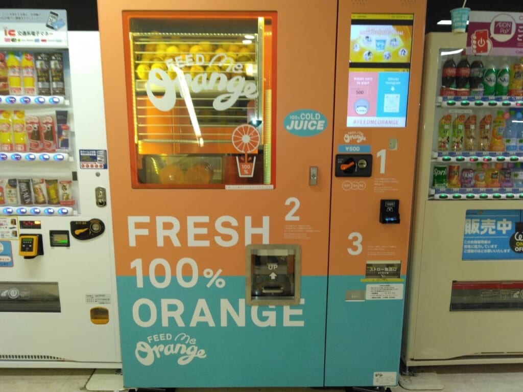 九州初！フレッシュな搾りたてオレンジジュースの自販機「Feed ME Orange」が、「イオンモール香椎浜」に設置されています。